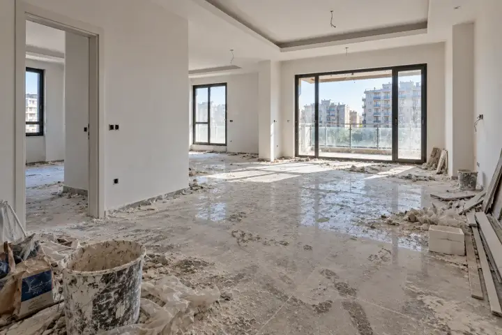 Tadilat sonrası tozlu salon, temizlik öncesi