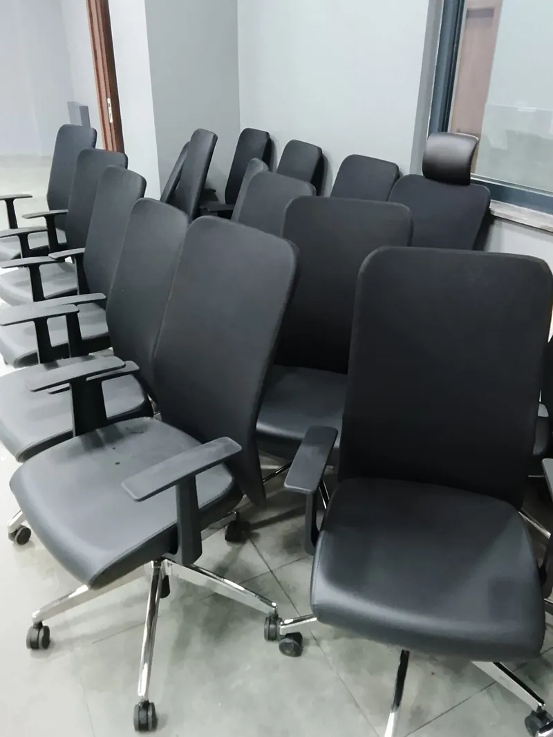 Temizlik için sıraya dizilmiş ofis sandalyeleri ve kolçaklar