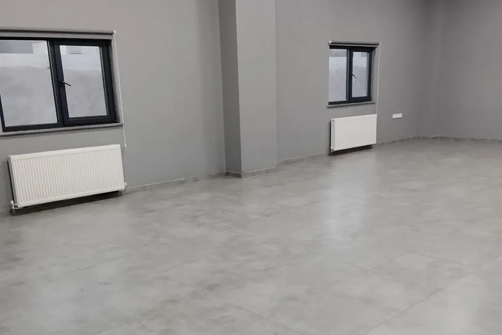 Diyarbakır'da temizlenmiş ofiste pencere altındaki beyaz panel petekler