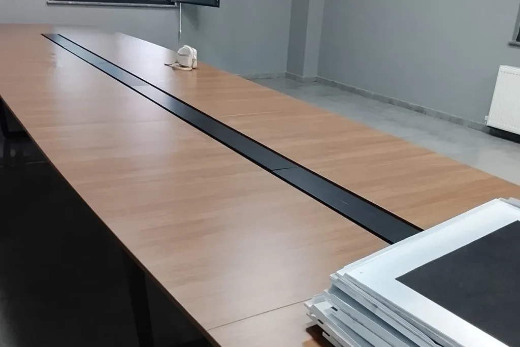 Diyarbakır'da temizlenen ofis toplantı odası, ahşap desenli uzun toplantı masası ve kablo kanalı