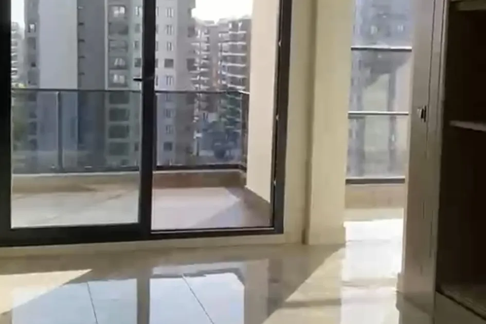 Diyarbakır'da yeni teslim rezidans dairesi, parlak seramik zemin ve sürgülü balkon kapısı