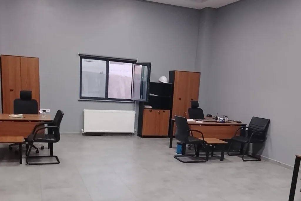 Diyarbakır'da açılış temizliği yapılmış yeni ofis, gri seramik zemin ve ahşap mobilyalar